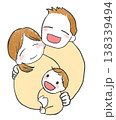 仲良く抱き合う親子のシンプルなイラスト 138339494