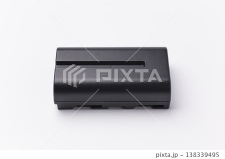 カメラ等のデジタル機器用バッテリー 白背景 カメラ等のデジタル機器用バッテリー 白背景 138339495