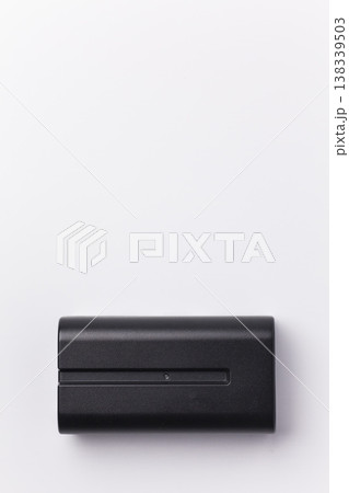 カメラ等のデジタル機器用バッテリー 白背景 138339503
