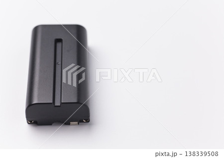 カメラ等のデジタル機器用バッテリー 白背景 138339508