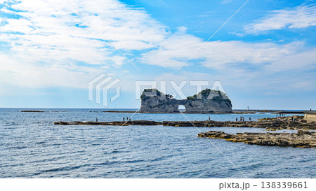 南紀白浜のシンボル　円月島　和歌山県 138339661