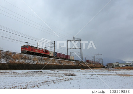 雪の湖西線を行く貨物列車 雪の湖西線を行く貨物列車 138339888
