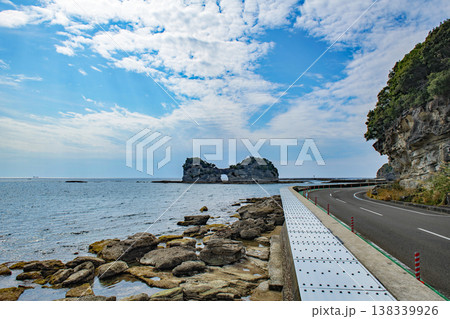 南紀白浜ドライブコースから望む 円月島 和歌山県 南紀白浜ドライブコースから望む 円月島 和歌山県 138339926