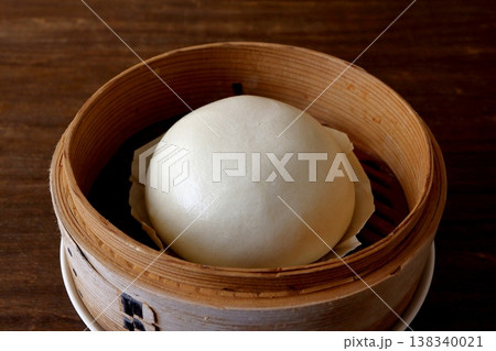 テーブル背景のせいろに入った中華まん テーブル背景のせいろに入った中華まん 138340021