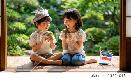 子供の日に柏餅を食べる姉弟 138340174