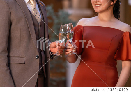 シャンパンで乾杯するドレスコード姿のカップル(お見合い,婚活,マッチング) シャンパンで乾杯するドレスコード姿のカップル(お見合い,婚活,マッチング) 138340199