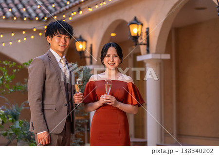 シャンパンで乾杯するドレスコード姿のカップル シャンパンで乾杯するドレスコード姿のカップル 138340202