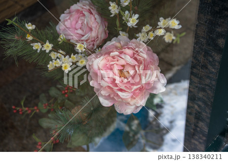 ガラスの中のピンクのバラと花	 138340211