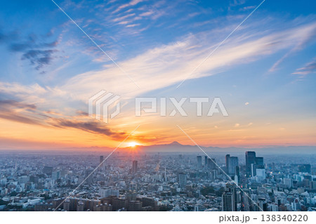 「東京都」夕焼けが広がる渋谷の街並み 「東京都」夕焼けが広がる渋谷の街並み 138340220