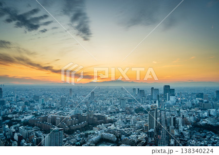 「東京都」夕焼けが広がる渋谷の街並み 138340224
