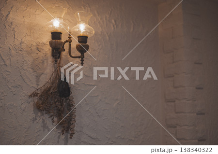 アンティーク照明とドライフラワー　壁面インテリア 138340322