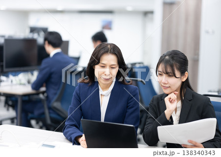女性マネージャーと若手社員 女性マネージャーと若手社員 138340343