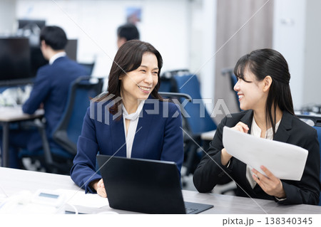 女性マネージャーと若手社員 138340345