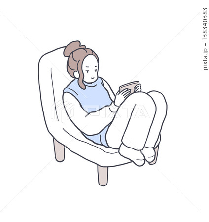 悪い姿勢でソファに座ってスマートフォンを操作する女性のイラスト素材 138340383