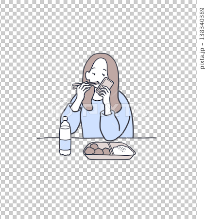 圖:一位女士一邊吃飯一邊看著智慧型手機 圖:一位女士一邊吃飯一邊看著智慧型手機 138340389