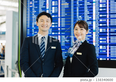 案内をする空港の男女グランドスタッフ　「撮影協力：関西国際空港（KIX）」 138340600
