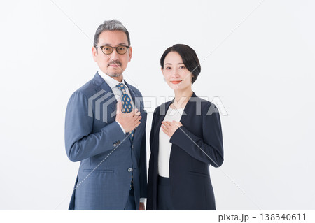 サポートするビジネスマン男女 サポートするビジネスマン男女 138340611
