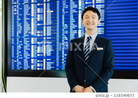 案内をする空港の男性グランドスタッフ　「撮影協力：関西国際空港（KIX）」 138340655