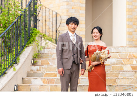 結婚式場のチャペルの階段にいる新郎新婦（ブライダル,ウェディング,披露宴） 138340805