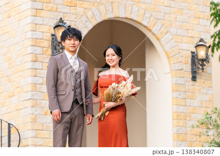 結婚式場のチャペルにいる新郎新婦(ブライダル,ウェディング,披露宴) 結婚式場のチャペルにいる新郎新婦(ブライダル,ウェディング,披露宴) 138340807