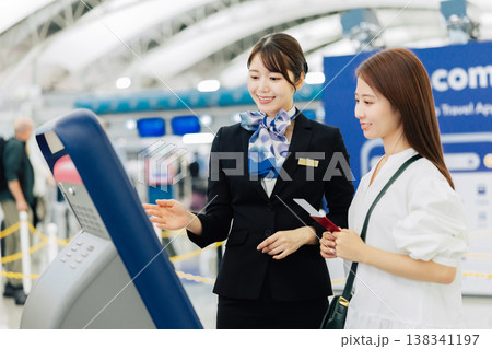 セルフチェックインの案内をする空港の女性グランドスタッフ　「撮影協力：関西国際空港（KIX）」 138341197