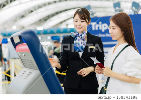 セルフチェックインの案内をする空港の女性グランドスタッフ　「撮影協力：関西国際空港（KIX）」 138341198