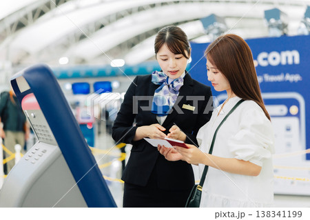 セルフチェックインの案内をする空港の女性グランドスタッフ　「撮影協力：関西国際空港（KIX）」 138341199