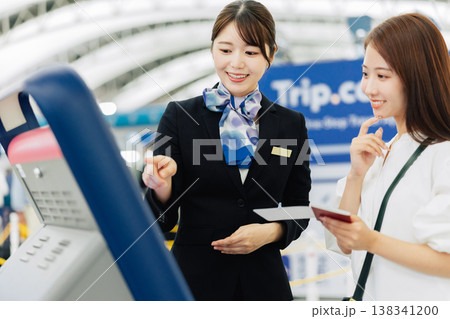 セルフチェックインの案内をする空港の女性グランドスタッフ　「撮影協力：関西国際空港（KIX）」 138341200