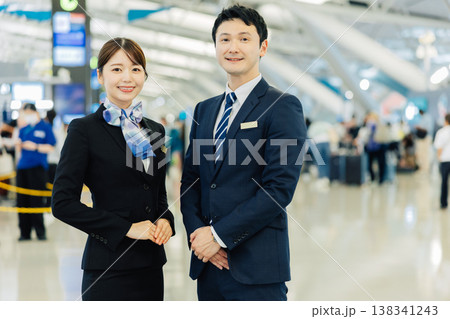 空港のグランドスタッフ 男性と女性 「撮影協力:関西国際空港(KIX)」 空港のグランドスタッフ 男性と女性 「撮影協力:関西国際空港(KIX)」 138341243