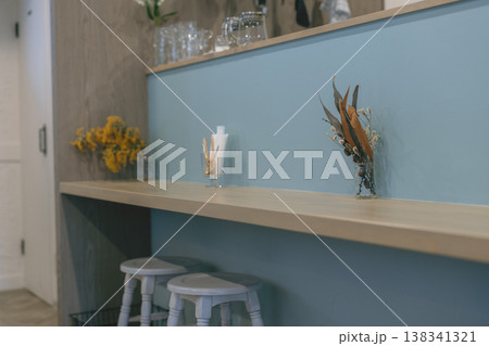 カフェのカウンター席と内装 ナチュラルな店舗デザイン カフェのカウンター席と内装 ナチュラルな店舗デザイン 138341321