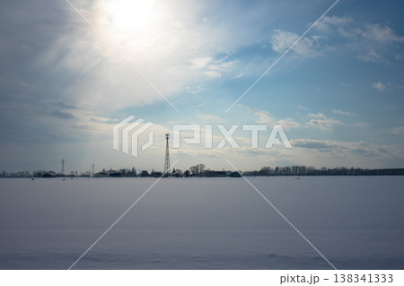 田舎の積雪した風景	 138341333