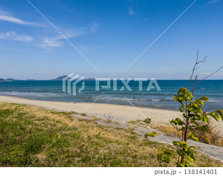 晴天の砂浜と穏やかな海と島々の風景 晴天の砂浜と穏やかな海と島々の風景 138341401
