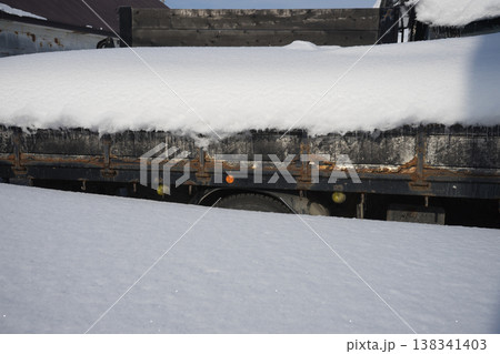 雪に埋まった古いトラック 雪に埋まった古いトラック 138341403
