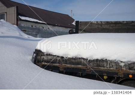 雪に埋まった古いトラック 雪に埋まった古いトラック 138341404