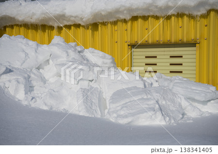 黄色の倉庫と落雪 黄色の倉庫と落雪 138341405