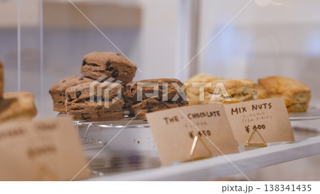 ショーケースに並ぶスコーン カフェの焼き菓子 ショーケースに並ぶスコーン カフェの焼き菓子 138341435
