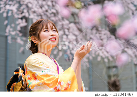 満開の桜と振袖,着物姿の二十歳の女性 138341467