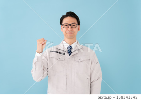 作業服の男性 ガッツポーズ 作業服の男性 ガッツポーズ 138341545