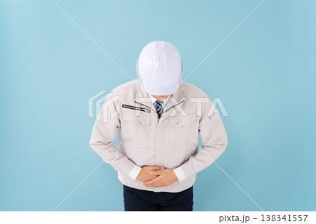 作業服の男性　お辞儀 138341557