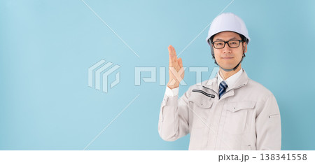 作業服の男性　手かざし 138341558