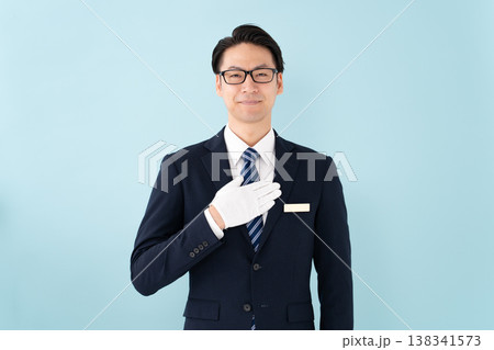 ビジネスマン　白手袋 138341573