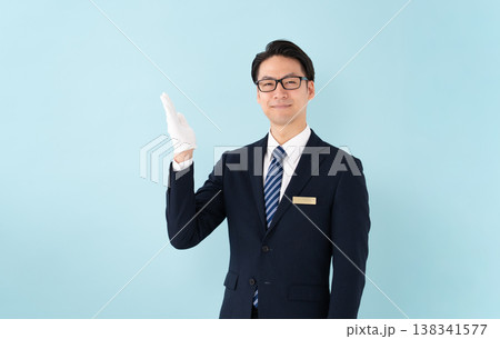 ビジネスマン　白手袋　手かざし 138341577
