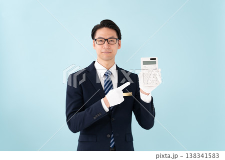 白手袋で計算機を持つ男性 138341583