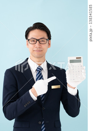 白手袋で計算機を持つ男性 白手袋で計算機を持つ男性 138341585