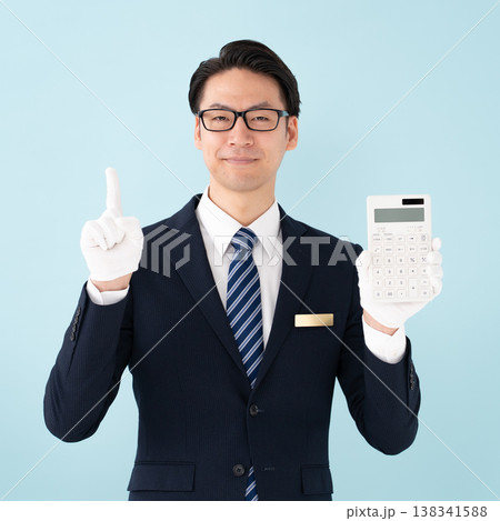 白手袋で計算機を持つ男性 白手袋で計算機を持つ男性 138341588