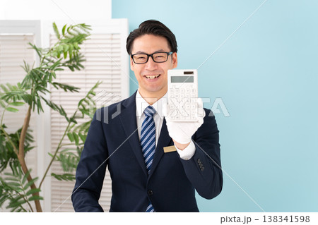 白手袋で電卓を持つ男性 138341598