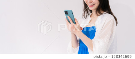 スマートフォンを持つ女性　手元 138341699