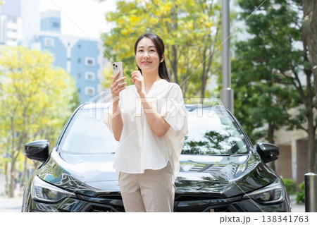 女性　車　スマホ　ライドシェア 138341763