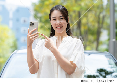 女性　車　スマホ　ライドシェア　お勧め 138341767