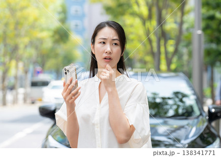 女性　車　スマホ　ライドシェア　困る 138341771